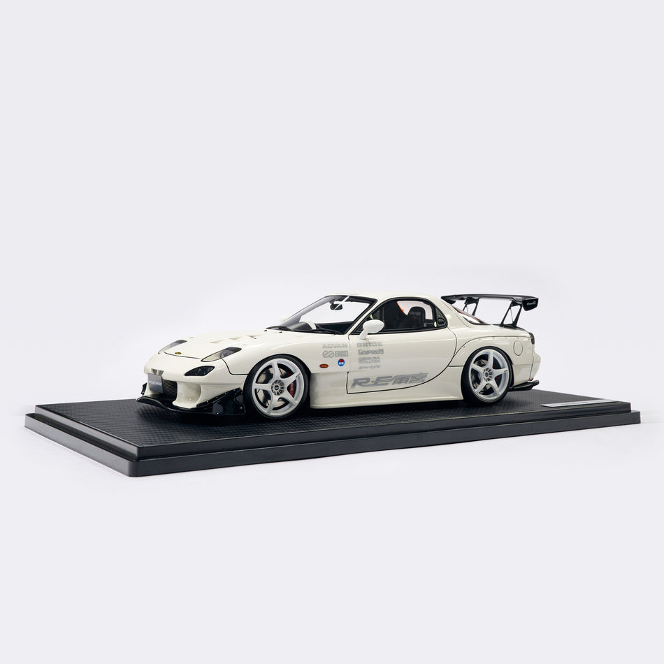 Ignition Model RE-Amemiya RX-7 FD3S 1:18 Resin Model (White)